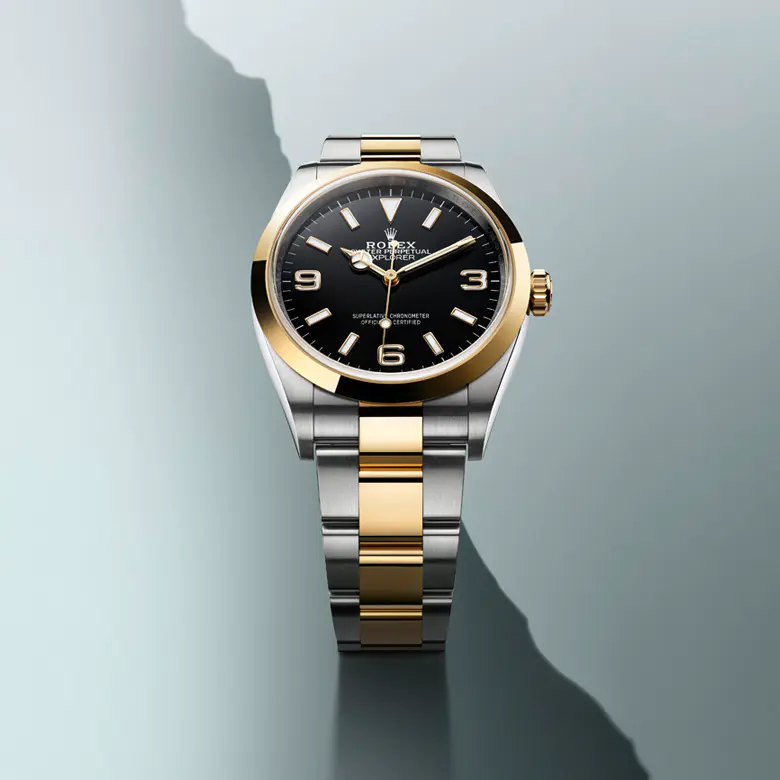 rolex Explorer    - L’Explorer II presenta una visualizzazione delle 24 ore, leggibile mediante una lancetta supplementare che gira intorno al quadrante in 24 ore invece delle normali 12, puntando a una lunetta fissa dove sono incisi gli indici delle 24 ore. Questa funzione permette a chi lo indossa di distinguere le ore del giorno da quelle della notte, una caratteristica essenziale per chi si avventura in ambienti dove l’oscurità regna sovrana, per esempio nelle profondità delle grotte, o dove il sole non tramonta mai, come nelle regioni polari in estate.