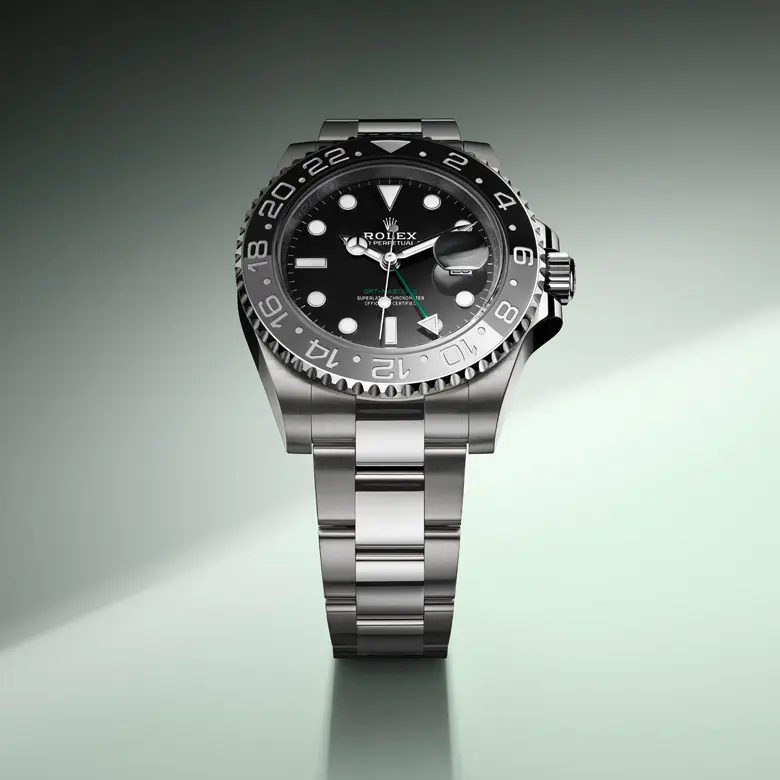 rolex GMT-Master II    - Questa declinazione è l’unica della gamma GMT-Master II con quadrante in meteorite. La meteorite è estratta dal cuore di un asteroide – forse addirittura un pianeta –, che è esploso proiettando nel sistema solare la materia che lo componeva, che è poi entrata per caso nell’orbita del nostro pianeta, precipitando sulla Terra per effetto della gravità. Nel corso del suo viaggio, il cuore della meteorite subisce una trasformazione graduale che dà vita a motivi metallici estremamente inusuali, frutto del lentissimo processo di raffreddamento del nucleo fuso degli asteroidi. A partire da queste configurazioni, i designer del Marchio hanno creato un quadrante unico per alcuni dei modelli più prestigiosi, tra cui questo GMT-Master II.