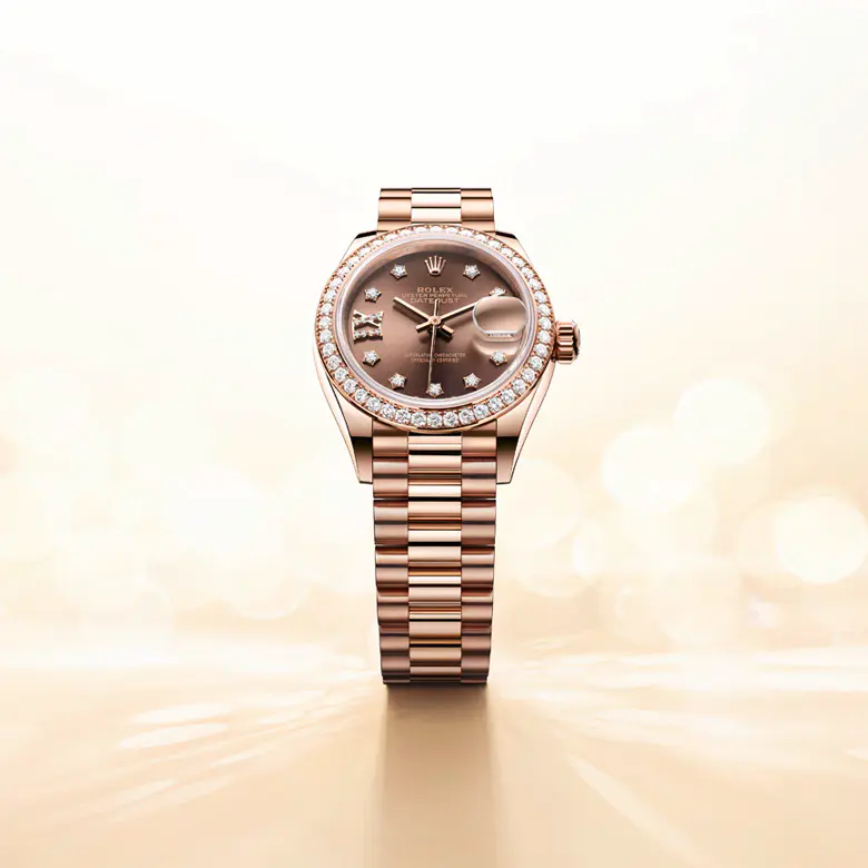 rolex Lady-Datejust    - Il quadrante presenta diamanti in castoni d’oro 18 ct. La madreperla è per sua stessa natura ricca di mistero. Può essere rosa, bianca, nera o gialla, diversa per colore, intensità e struttura in base alla sua origine e alla parte della conchiglia da cui viene estratta. Da Rolex la madreperla non viene mai colorata artificialmente. Il know‑how e le abilità della Casa vengono piuttosto impiegate per sublimarne la bellezza naturale, conservando le sue sfumature originali. Poiché i quadranti in madreperla sono pezzi unici, non sarà mai possibile trovare un quadrante identico a un altro.