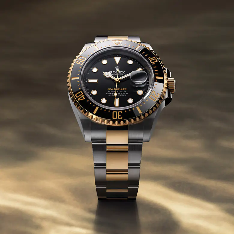 rolex Sea-Dweller    - La lunetta girevole unidirezionale graduata 60 minuti del Sea-Dweller permette di leggere i tempi di immersione e di decompressione con precisione e in assoluta sicurezza. È dotata di un disco Cerachrom nero brevettato e prodotto da Rolex in una ceramica praticamente antiscalfitture e inalterabile. La graduazione è rivestita di un sottile strato di platino mediante deposito PVD (Physical Vapour Deposition). Sul quadrante trovano spazio gli ampi indici delle ore e le lancette Chromalight riempiti di una sostanza luminescente a emissioni blu di lunga durata, per una leggibilità eccezionale anche al buio.