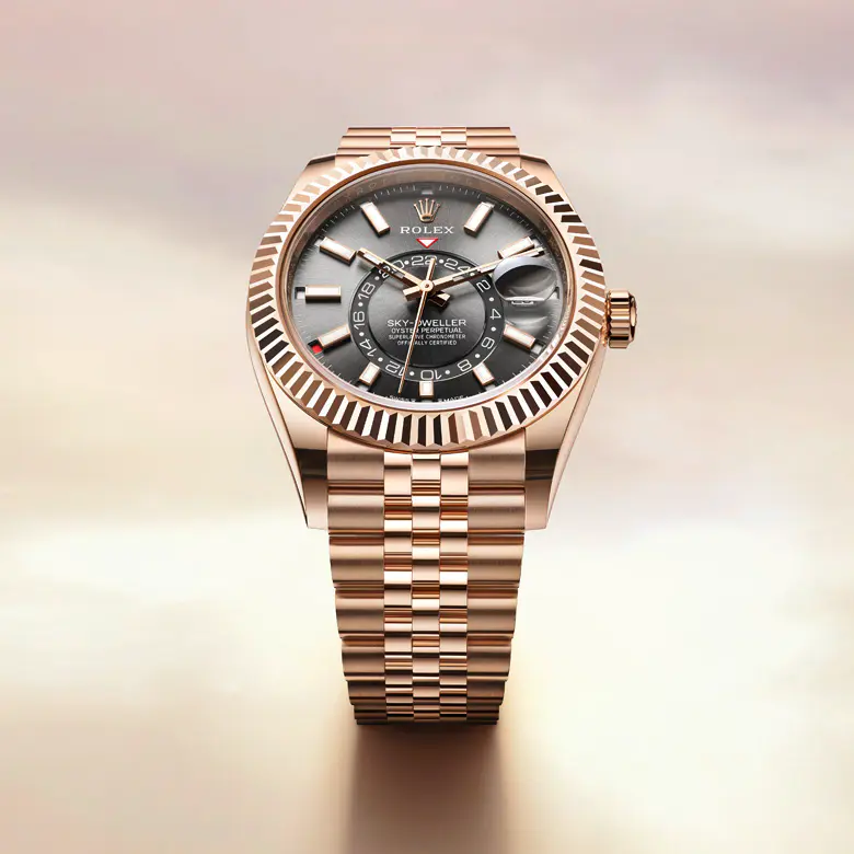 rolex Sky-Dweller    - Il nuovo bracciale Oysterflex dello Sky‑Dweller, sviluppato da Rolex e brevettato, rappresenta un’alternativa sportiva ai bracciali in metallo. La cassa e il fermaglio Oysterclasp sono uniti a entrambe le parti del bracciale da una lama metallica realizzata in una lega di titanio e nichel che garantisce una grande flessibilità. La lama è rivestita di un elastomero nero ad alte prestazioni, particolarmente resistente alle aggressioni esterne, di lunga durata e delicato sulla pelle. Per un maggiore comfort, il bracciale Oysterflex è dotato sulla superficie interna di un sistema brevettato di “cuscini” laterali che stabilizzano l’orologio al polso e di un fermaglio Oysterclasp in oro bianco 18 ct. Dispone, inoltre, del sistema di allungamento Rolex Glidelock, sviluppato dal Marchio e brevettato. Questo ingegnoso dispositivo a cremagliera, integrato al fermaglio, permette, senza l’ausilio di alcuno strumento, di regolarne con precisione la lunghezza di circa 15 mm con incrementi di circa 2,5 mm.