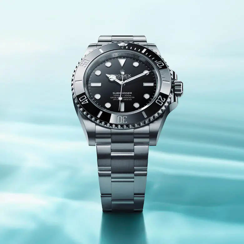 rolex Submariner    - La lunetta girevole è una caratteristica fondamentale del Submariner. Graduata con i 60 minuti, è in grado di fornire al sub un’indicazione accurata e sicura dei tempi d’immersione e delle pause di decompressione. Realizzato da Rolex in una ceramica particolarmente dura e resistente alla corrosione, il disco della lunetta Cerachrom è praticamente antiscalfitture. Una capsula luminescente sullo zero ne garantisce la leggibilità anche negli ambienti con scarsa luminosità. Il contorno dentellato della lunetta è studiato per offrire un’ottima presa sott’acqua, persino con i guanti.