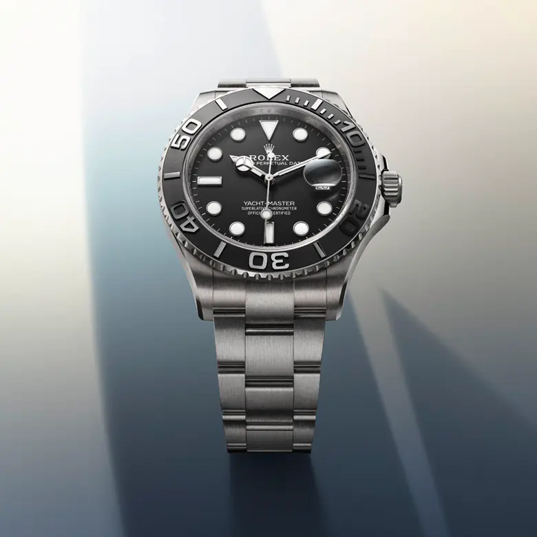 rolex Yacht-Master    - Il nuovo bracciale Oysterflex dello Yacht‑Master, sviluppato da Rolex e brevettato, rappresenta un’alternativa sportiva ai bracciali in metallo. La cassa e il fermaglio di sicurezza Oysterlock sono uniti a entrambe le parti del bracciale da una lama metallica realizzata in una lega di titanio e nichel che garantisce una grande flessibilità. La lama è rivestita di un elastomero nero ad alte prestazioni, particolarmente resistente alle aggressioni esterne, di lunga durata e delicato sulla pelle. Per un maggiore comfort, il bracciale Oysterflex è dotato sulla superficie interna di un sistema brevettato di “cuscini” laterali che stabilizzano l’orologio al polso e di un fermaglio di sicurezza Oysterlock in Oro Everose 18 ct. Dispone, inoltre, del sistema di allungamento Rolex Glidelock, sviluppato dal Marchio e brevettato. Questo ingegnoso dispositivo a cremagliera, integrato al fermaglio, permette, senza l’ausilio di alcuno strumento, di regolarne con precisione la lunghezza di circa 15 mm con incrementi di circa 2,5 mm.