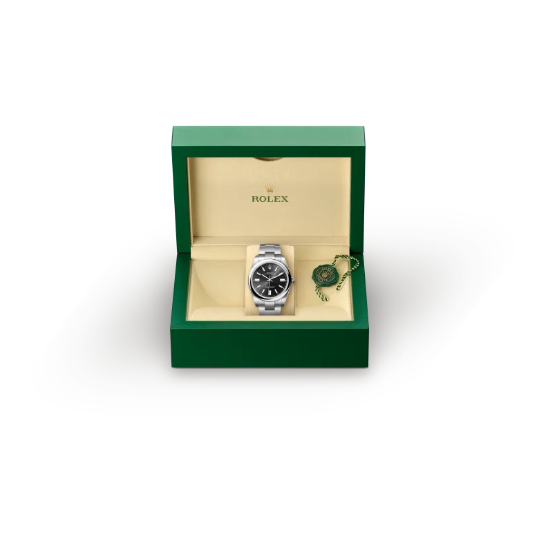 rolex Oyster Perpetual  M124300-0002   - La finitura soleil crea delicati riflessi di luce su molti quadranti della collezione Oyster Perpetual. Per ottenerla, si fa ricorso a sapienti tecniche di spazzolatura che producono lievi scanalature che si diramano dal centro del quadrante verso l’esterno. La luce si propaga uniformemente lungo ogni incisione, dando vita a un leggero, caratteristico bagliore che si sposta a seconda della posizione del polso. Una volta che la finitura soleil è stata completata, il colore del quadrante viene applicato usando la deposizione fisica da vapore o la galvanoplastica. Un sottile strato di vernice conferisce al quadrante il suo aspetto finale.