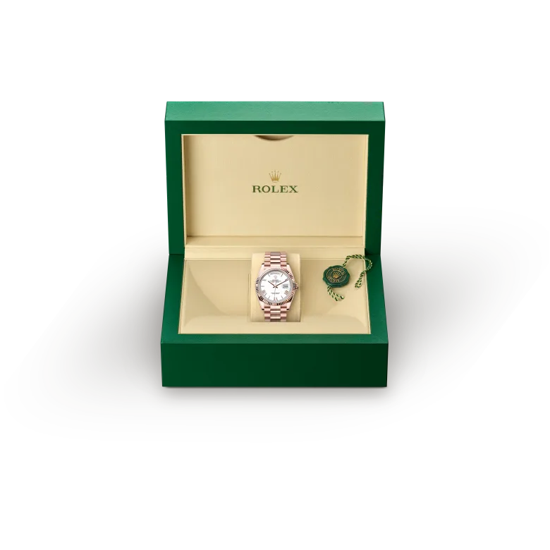 rolex Day-Date  M128235-0070   - La lunetta zigrinata è un tratto distintivo degli orologi Rolex. La lunetta zigrinata dell’Oyster aveva in origine una funzione: serviva ad avvitarla alla cassa, contribuendo così a garantire l’impermeabilità dell’orologio. La zigrinatura era, di conseguenza, l’esatta riproduzione di quella del fondello che, per le stesse ragioni, veniva avvitato alla cassa con degli appositi strumenti Rolex. Col tempo la zigrinatura si è trasformata in un elemento estetico, un segno distintivo di Rolex che per questo Day-Date 36 è disponibile in oro.