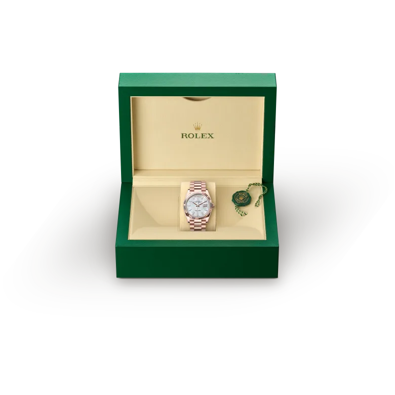 rolex Day-Date  M128235-0078   - Il quadrante presenta 10 diamanti taglio baguette. La madreperla è per sua stessa natura ricca di mistero. Può essere rosa, bianca, nera o gialla, diversa per colore, intensità e struttura in base alla sua origine e alla parte della conchiglia da cui viene estratta. Da Rolex la madreperla non viene mai colorata artificialmente. Il know‑how e le abilità della Casa vengono piuttosto impiegate per sublimarne la bellezza naturale, conservando le sue sfumature originali. Poiché i quadranti in madreperla sono pezzi unici, non sarà mai possibile trovare un quadrante identico a un altro.