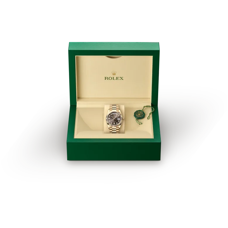 rolex Day-Date  M128238-0022   - Il quadrante presenta diamanti in castoni d’oro 18 ct e diamanti taglio baguette a ore 6 e 9. La finitura soleil crea delicati riflessi di luce su molti quadranti della collezione Oyster Perpetual. Per ottenerla, si fa ricorso a sapienti tecniche di spazzolatura che producono lievi scanalature che si diramano dal centro del quadrante verso l’esterno. La luce si propaga uniformemente lungo ogni incisione, dando vita a un leggero, caratteristico bagliore che si sposta a seconda della posizione del polso. Una volta che la finitura soleil è stata completata, il colore del quadrante viene applicato usando la deposizione fisica da vapore o la galvanoplastica. Un sottile strato di vernice conferisce al quadrante il suo aspetto finale.