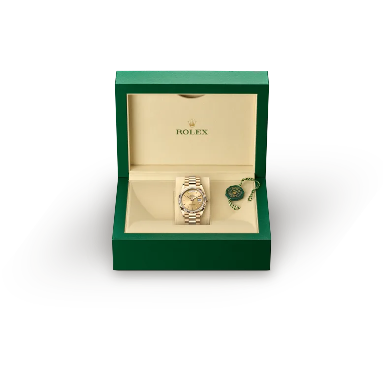 rolex Day-Date  M128238-0045   - La lunetta zigrinata è un tratto distintivo degli orologi Rolex. La lunetta zigrinata dell’Oyster aveva in origine una funzione: serviva ad avvitarla alla cassa, contribuendo così a garantire l’impermeabilità dell’orologio. La zigrinatura era, di conseguenza, l’esatta riproduzione di quella del fondello che, per le stesse ragioni, veniva avvitato alla cassa con degli appositi strumenti Rolex. Col tempo la zigrinatura si è trasformata in un elemento estetico, un segno distintivo di Rolex che per questo Day-Date 36 è disponibile in oro.