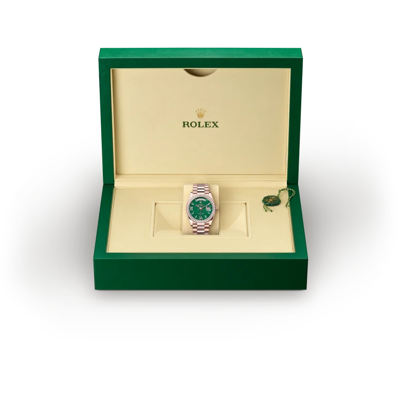 rolex Day-Date  M128345RBR-0068   - Il quadrante presenta indici in oro 18 ct con 32 diamanti e numeri romani VI e IX in oro 18 ct con 24 diamanti. È realizzato in avventurina verde, una pietra dalla superficie delicatamente cristallizzata.Il quadrante è il volto di un orologio Rolex, l’elemento che più di ogni altro conferisce a ogni segnatempo un’identità unica, assicurandone al contempo la leggibilità. I quadranti Rolex, dotati di indici in oro per prevenire l’annerimento, sono progettati e prodotti internamente, per lo più a mano, per garantirne l’assoluta perfezione.