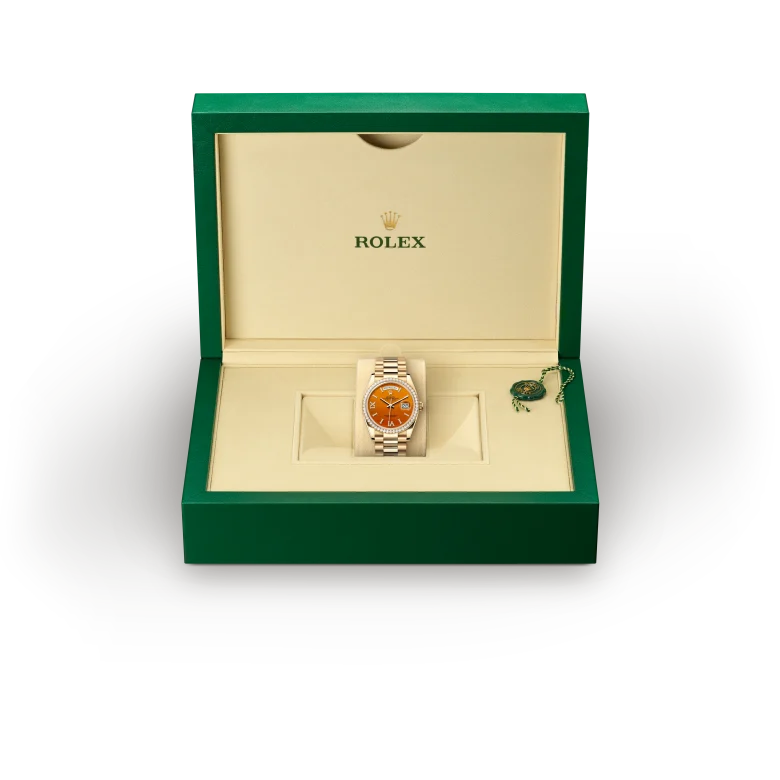 rolex Day-Date  M128348RBR-0049   - Il quadrante presenta indici in oro 18 ct con 32 diamanti e numeri romani VI e IX in oro 18 ct con 24 diamanti. È realizzato in corniola, una pietra di colore arancio che si distingue per le linee dalle forme e dagli spessori variabili, a formare un delicato camaïeu.Il quadrante è il volto di un orologio Rolex, l’elemento che più di ogni altro conferisce a ogni segnatempo un’identità unica, assicurandone al contempo la leggibilità. I quadranti Rolex, dotati di indici in oro per prevenire l’annerimento, sono progettati e prodotti internamente, per lo più a mano, per garantirne l’assoluta perfezione.