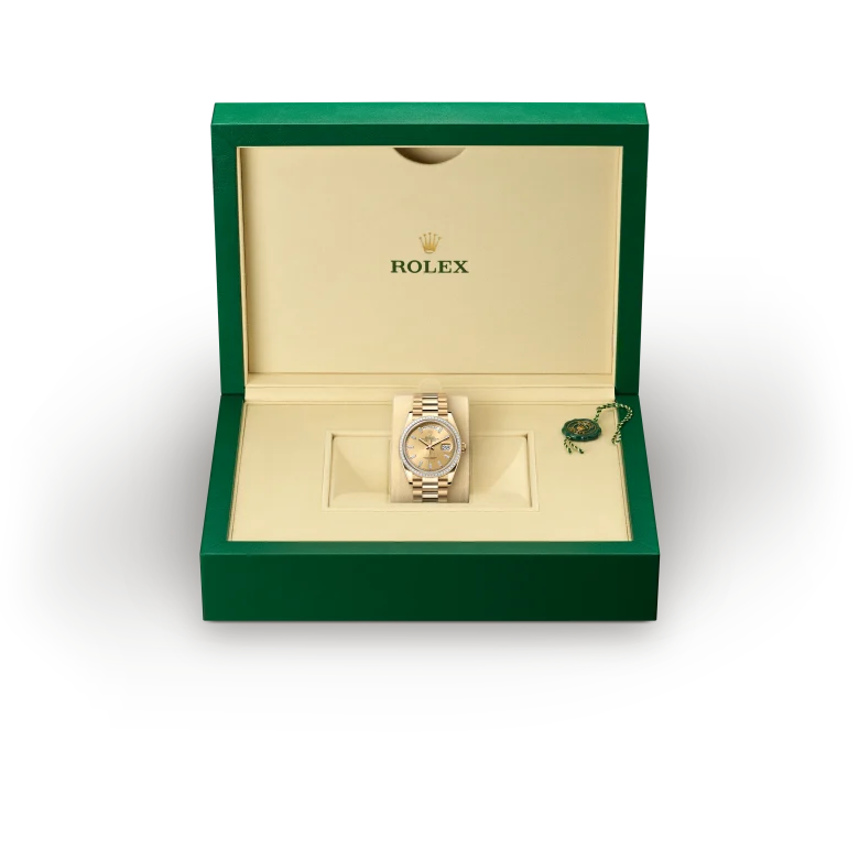 rolex Day-Date  M128398TBR-0037   - Il quadrante presenta 10 diamanti taglio baguette. La finitura soleil crea delicati riflessi di luce su molti quadranti della collezione Oyster Perpetual. Per ottenerla, si fa ricorso a sapienti tecniche di spazzolatura che producono lievi scanalature che si diramano dal centro del quadrante verso l’esterno. La luce si propaga uniformemente lungo ogni incisione, dando vita a un leggero, caratteristico bagliore che si sposta a seconda della posizione del polso. Una volta che la finitura soleil è stata completata, il colore del quadrante viene applicato usando la deposizione fisica da vapore o la galvanoplastica. Un sottile strato di vernice conferisce al quadrante il suo aspetto finale.