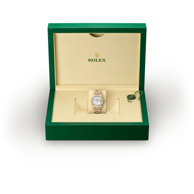 rolex Datejust  M278288RBR-0006   - Il quadrante presenta diamanti in castoni d’oro 18 ct. La madreperla è per sua stessa natura ricca di mistero. Può essere rosa, bianca, nera o gialla, diversa per colore, intensità e struttura in base alla sua origine e alla parte della conchiglia da cui viene estratta. Da Rolex la madreperla non viene mai colorata artificialmente. Il know‑how e le abilità della Casa vengono piuttosto impiegate per sublimarne la bellezza naturale, conservando le sue sfumature originali. Poiché i quadranti in madreperla sono pezzi unici, non sarà mai possibile trovare un quadrante identico a un altro.