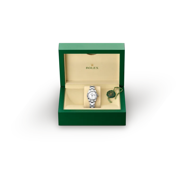 rolex Lady-Datejust  M279174-0020   - La lunetta zigrinata è un tratto distintivo degli orologi Rolex. La lunetta zigrinata dell’Oyster aveva in origine una funzione: serviva ad avvitarla alla cassa, contribuendo così a garantire l’impermeabilità dell’orologio. La zigrinatura era, di conseguenza, l’esatta riproduzione di quella del fondello che, per le stesse ragioni, veniva avvitato alla cassa con degli appositi strumenti Rolex. Col tempo la zigrinatura si è trasformata in un elemento estetico, un segno distintivo di Rolex che per questo Lady-Datejust è disponibile in oro.